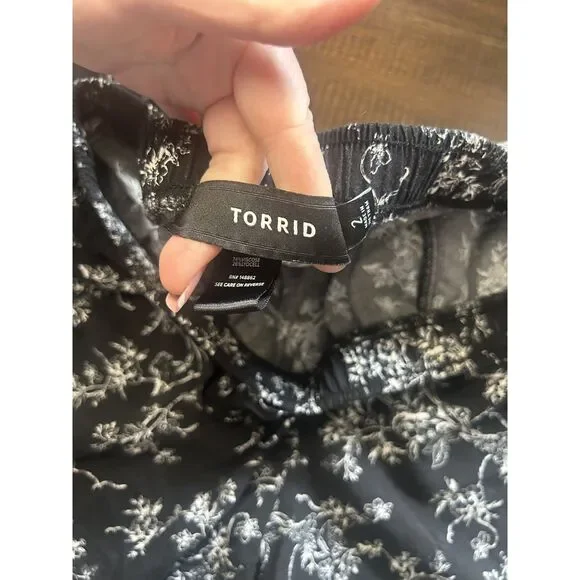 Torrid Size 2 Black White Floral Viscose Lyocell Pull On Shorts Plus Size Boho - Picture 3 of 6
